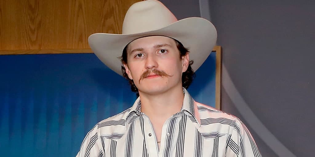 Country singer ends concert early after fans throw beer at stage during Oklahoma performance